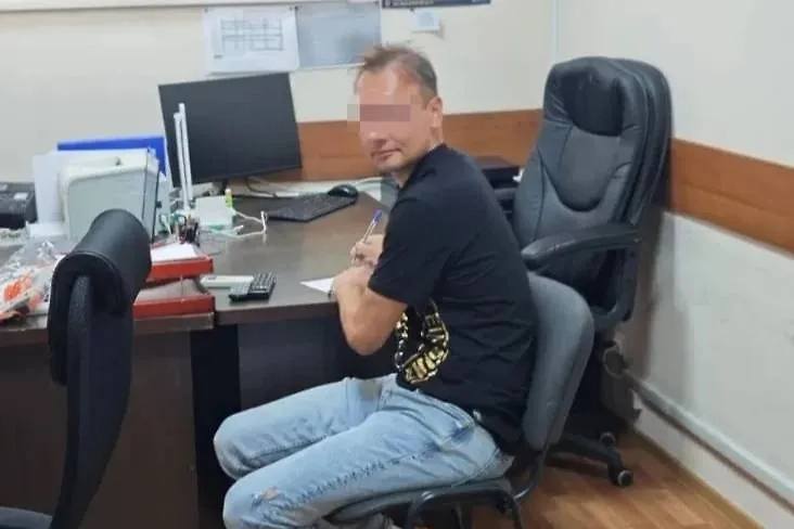 Подозреваемый в домогательствах тренер из Петербурга даёт показания в полиции. Обложка © ГУ МВД России по СПб и ЛО