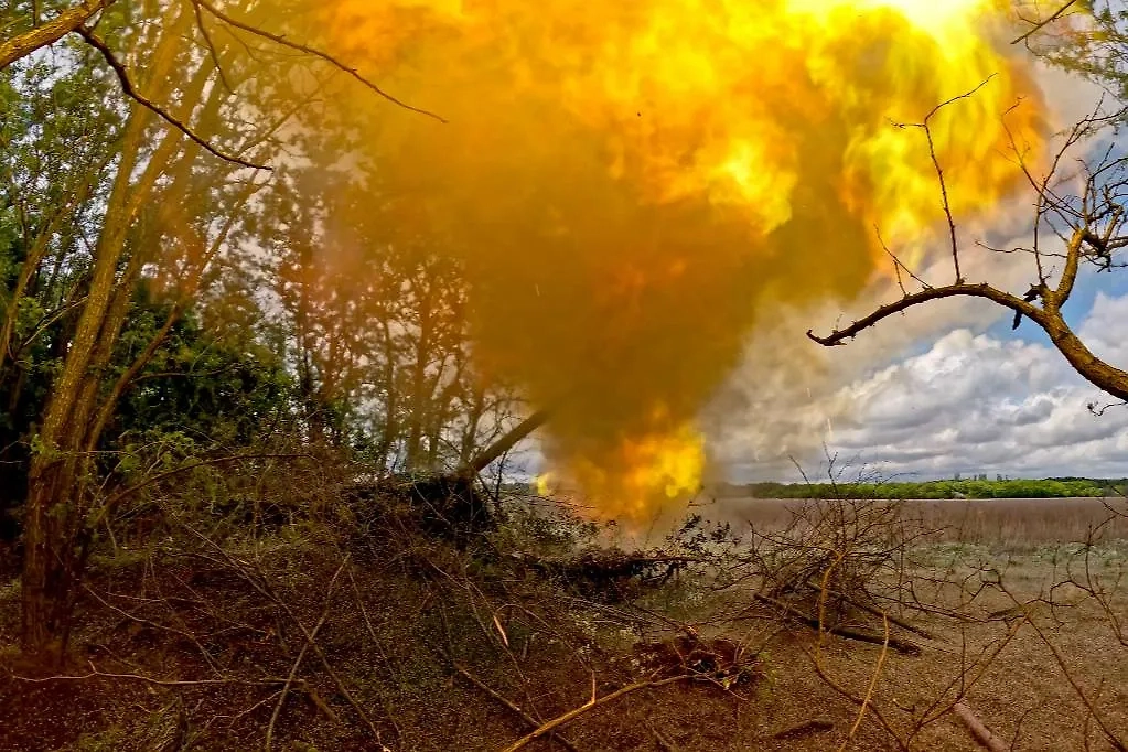 Выстрел из 152-мм пушки 2А36 «Гиацинт-Б» артиллерийского соединения ВДВ группировки войск «Днепр» в зоне проведения специальной военной операции. Фото © ТАСС / Алексей Коновалов