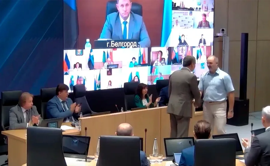 Вячеслав Гладков жмёт руку Андрею Чарыкову, отправляющемуся на фронт. Скриншот © VK / Вячеслав Гладков