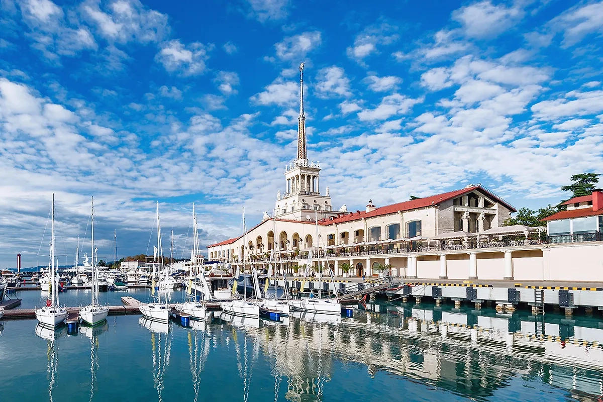 Сочинский морской торговый порт. Обложка © Shutterstock / FOTODOM / Locomotive74