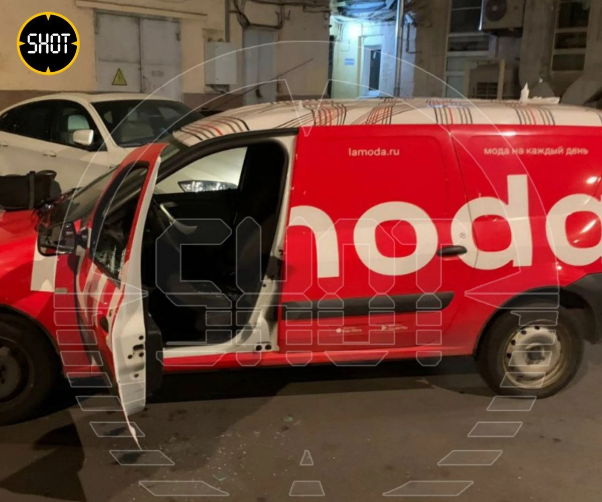 Последствия нападения на курьера. Фото © SHOT