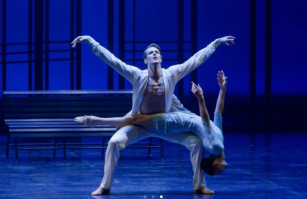 Артём Лепков на сцене. Обложка © Сайт театра балета Бориса Эйфмана