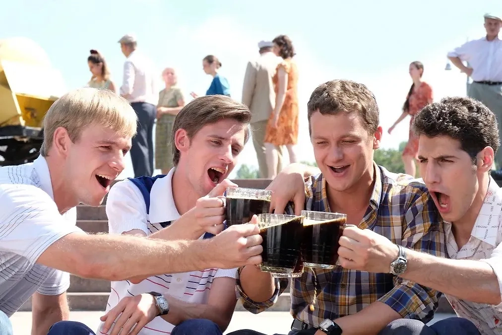 Сериал «СССР» рассказывает о тернистом пути четырёх друзей, вернувшихся из армии и полных надежд. Фото © kino-teatr