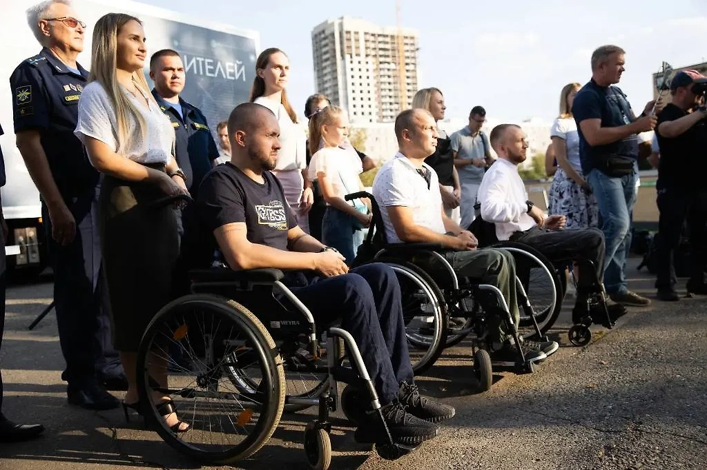 Ветераны СВО с инвалидностью, награждённые автомобилями LADA Granta. Обложка © Предоставлена Life.ru