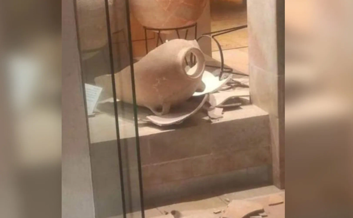 Разбитый в израильском музее кувшин. Обложка © Х / Syed Ali