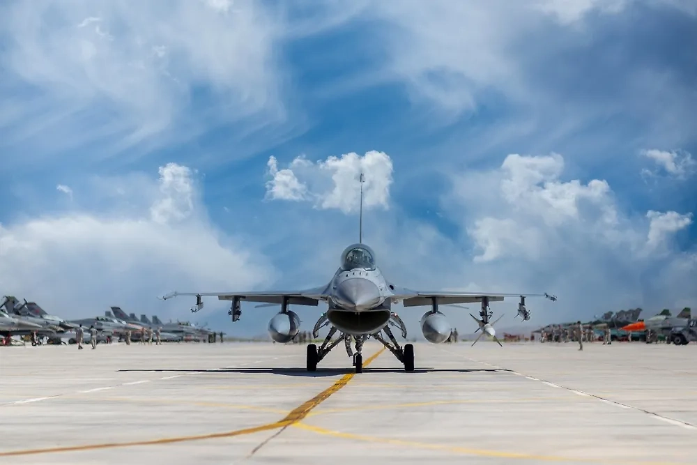 Американский истребитель F-16. Обложка © Shutterstock / FOTODOM / Ali _Cobanoglu