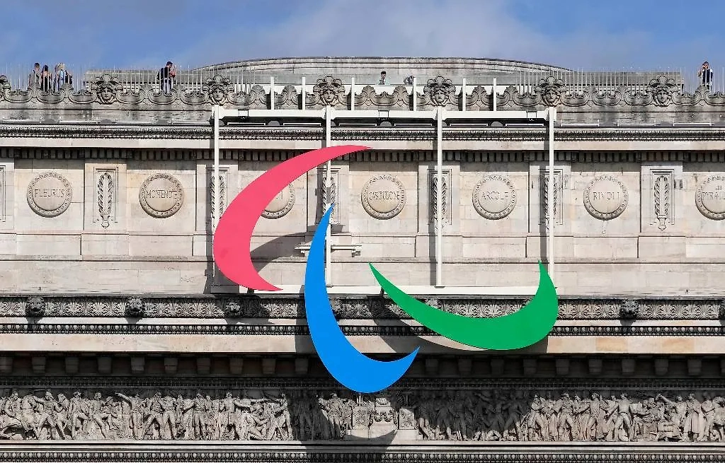 Паралимпийские символы на Триумфальной арке в Париже. Обложка © ТАСС / AP / 