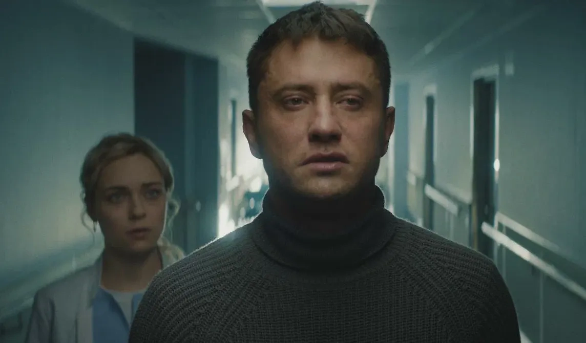 На фотографии актеры Павел Прилучный и Ирина Пегова. Кадр из фильма “Мужское слово” режиссер Сарик Андреасян, сценарист Сарик Сергей Волков / Kinopoisk