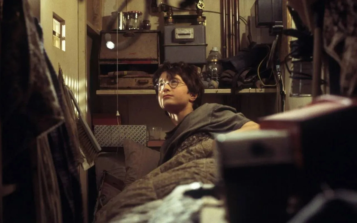 Чулан Гарри Поттера. Кадр из фильма «Гарри Поттер и философский камень». Режиссёр Крис Коламбус, сценарист Стивен Кловз, Дж.К. Роулинг / Kinopoisk