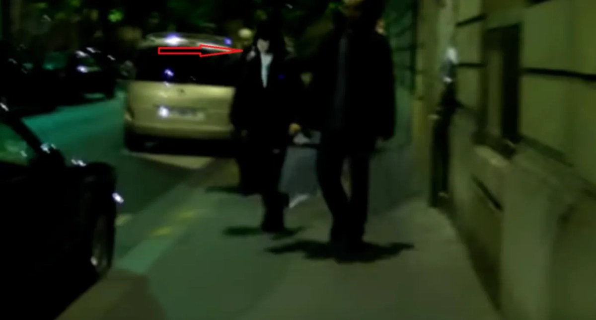 Майкл Джексон был замечен в Париже и попытался быстрее скрыться. Фото © Youtube / EINA