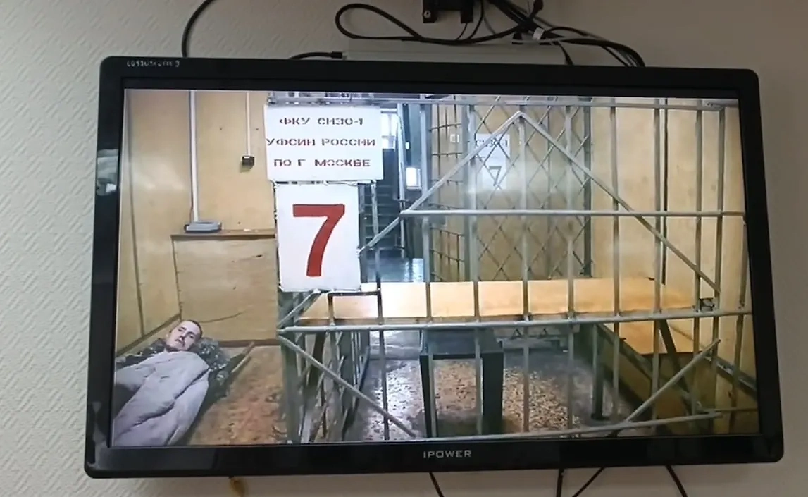 Андрей Дёмин в камере после трепанации черепа. Обложка © Life.ru