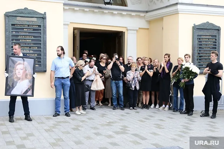 Пришедшие проститься с Екатериной Васильевой у Малого театра. Фото © URA.ru