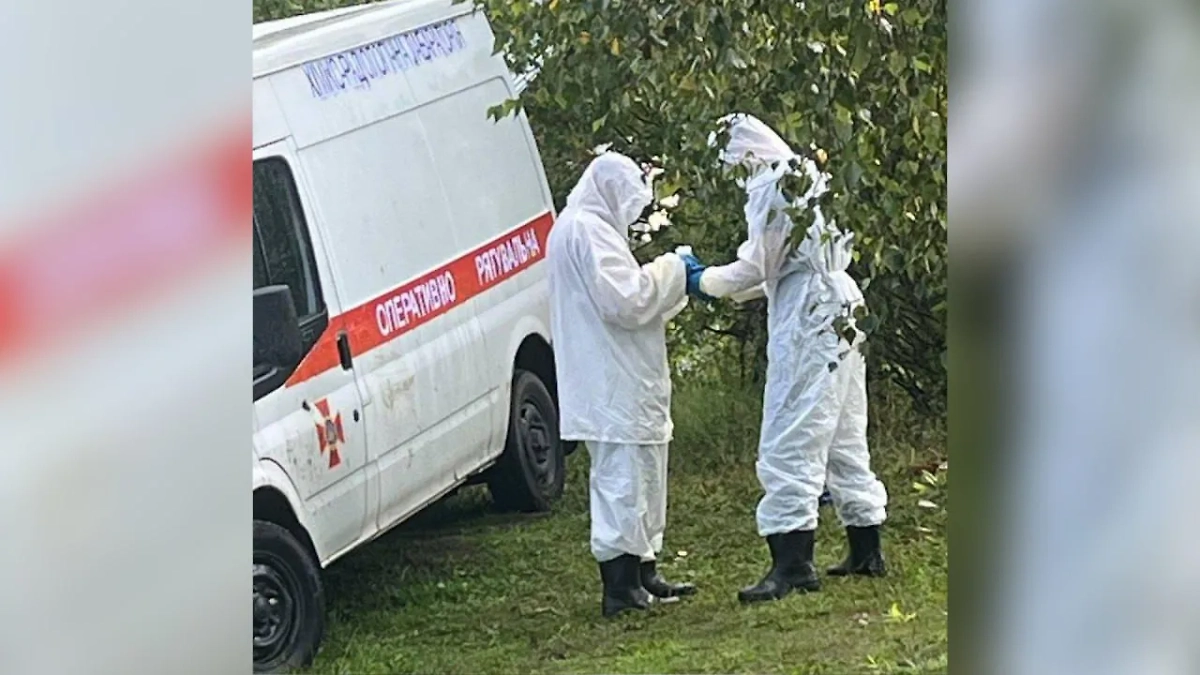 Отчётные фото забора воды из Днепра специалистами Кировоградского центра контроля и профилактики заболеваний. Обложка © Telegram / Владимир Сальдо