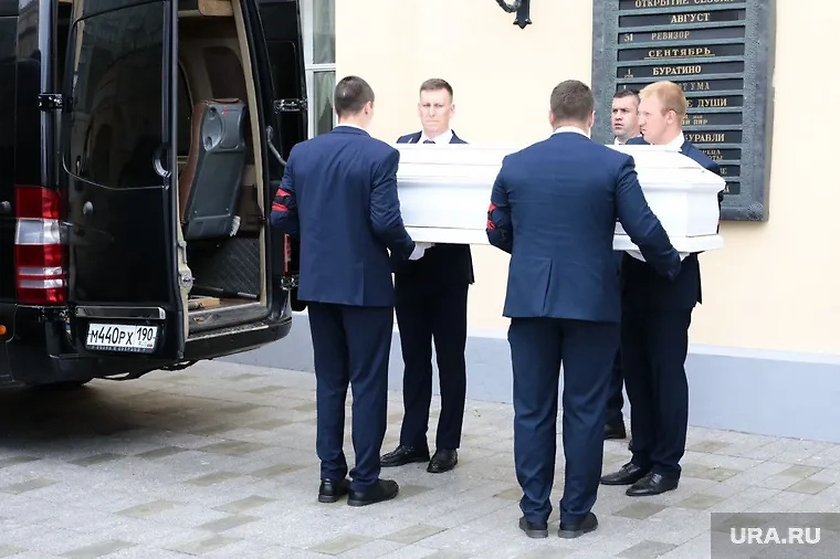 Гроб с телом Екатерины Васильевой выносят из здания театра. Фото © URA.ru