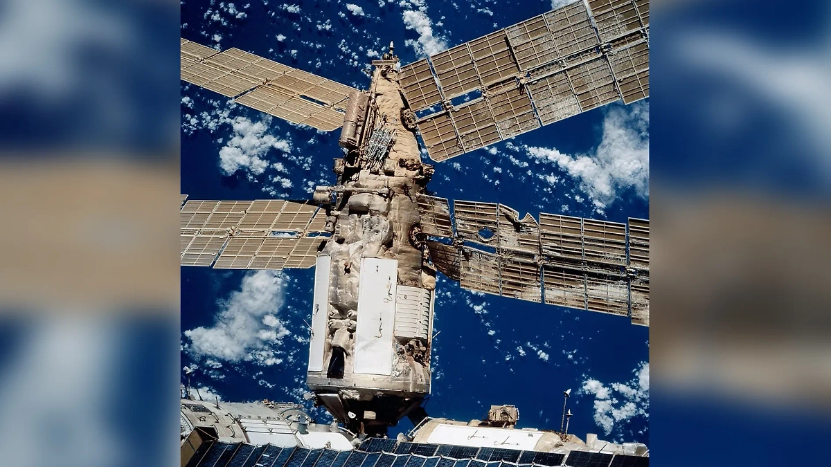 Повреждённый в 1997 году модуль космической станции "Мир". Фото © archive.org / NASA