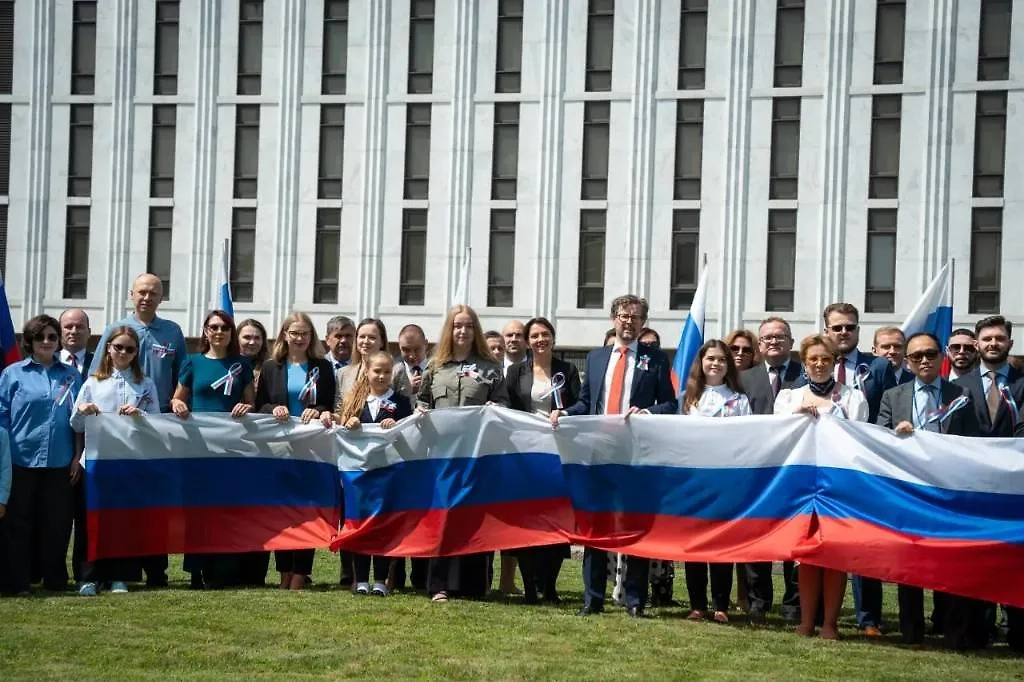 Торжественная акция сотрудников посольства России в США вместе с семьями в честь Дня Государственного флага РФ. Фото © Telegram / «Посольство России в США»