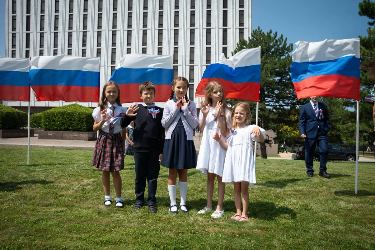 Торжественная акция сотрудников посольства России в США вместе с семьями в честь Дня Государственного флага РФ. Фото © Telegram / «Посольство России в США»