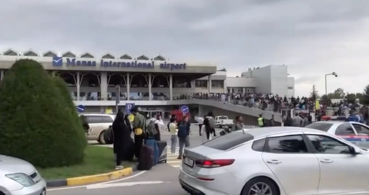 Людей вывели из здания аэропорта Манас в Киргизии из-за бомбы. Обложка © Telegram / Shtraf__kg official