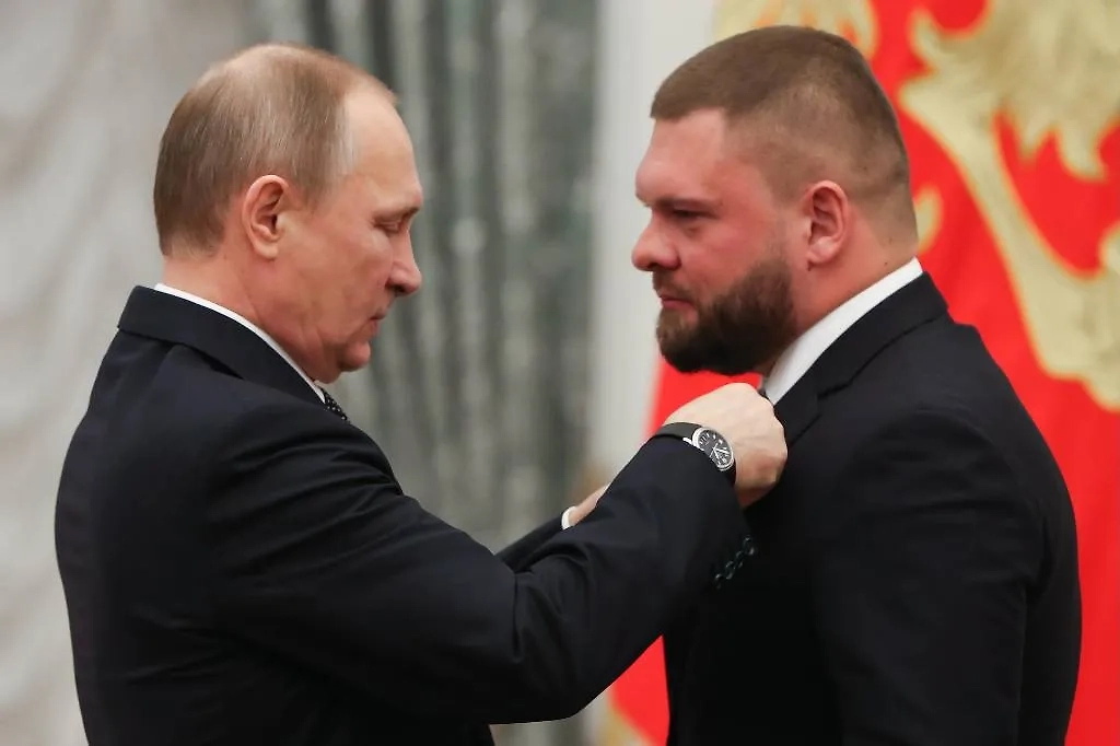 Президент России Владимир Путин и специальный корреспондент ВГТРК Евгений Поддубный во время церемонии вручения государственных наград в Кремле. Обложка © Вячеслав Прокофьев / ТАСС