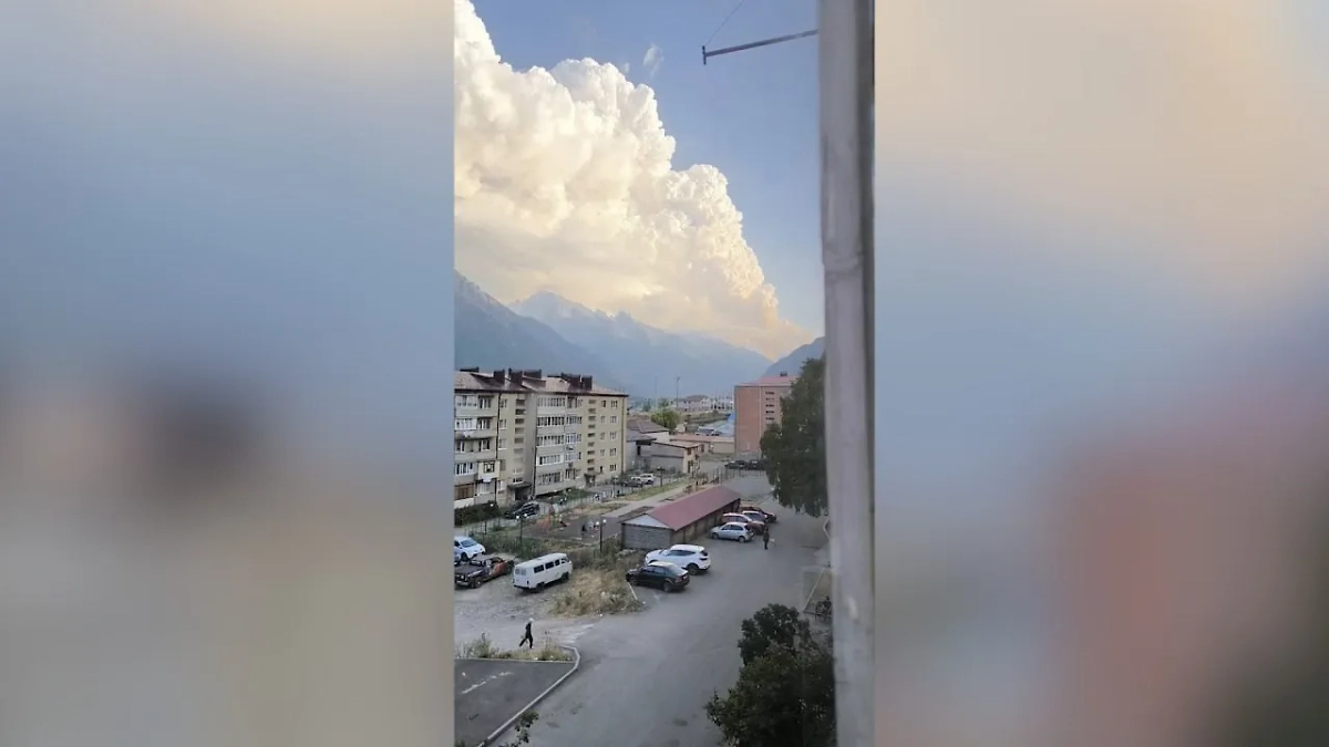 На горе Домбай поднялось облако дыма из-за пожара. Обложка © Telegram / chp_kchr