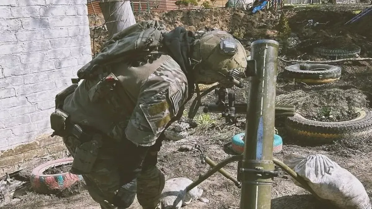 Наёмник из американской ЧВК выставил миномётную позицию у детской площадки. Обложка © Forward Observation Group