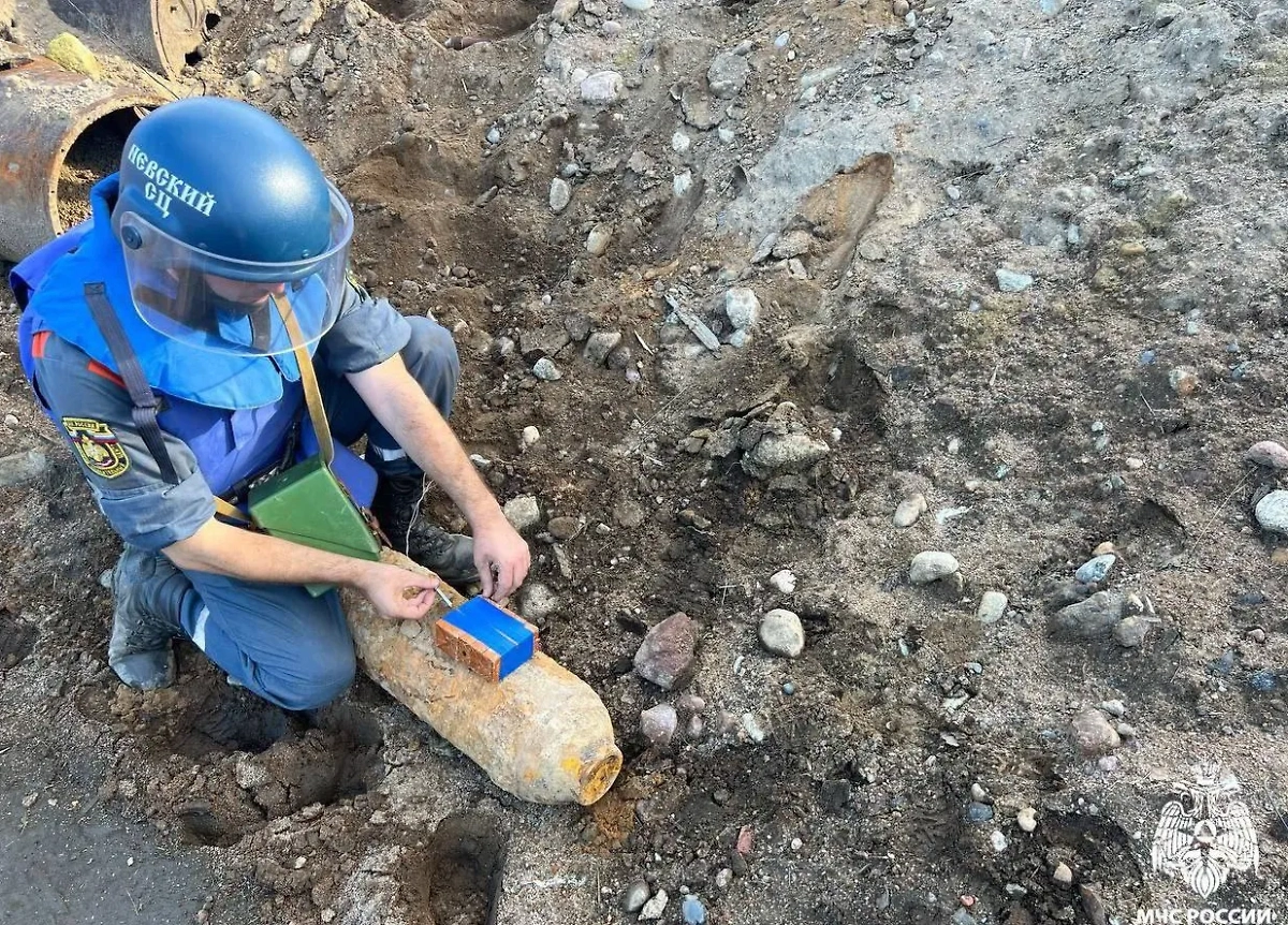 В Петербурге найдена немецкая авиабомба времён ВОВ. Обложка © Telegram / МЧС РФ