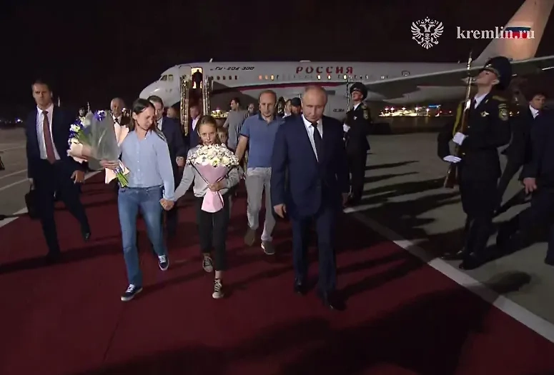 Президент РФ Владимир Путин встречает во Внуково освобождённых россиян. Обложка © Кремль. Новости