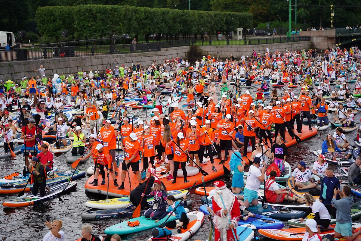 Стендап-комики выступили на сапбордах в Петербурге. Обложка © Пресс-служба фестиваля "Фонтанка SUP"