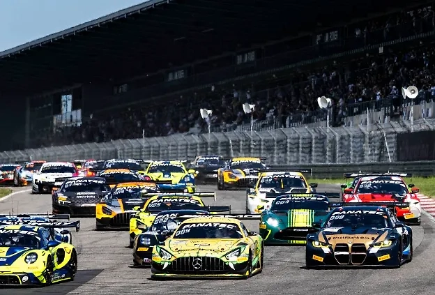 В Германии произошёл взрыв на пробных гонках. Обложка © Х / nuerburgring