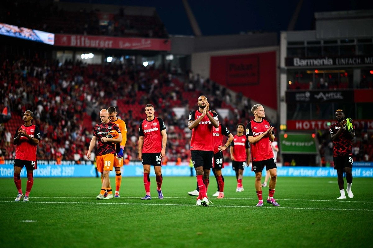 Игроки «Байера» после первого поражения в чемпионате Германии за 15 месяцев. Обложка © X / Bayer 04 Leverkusen