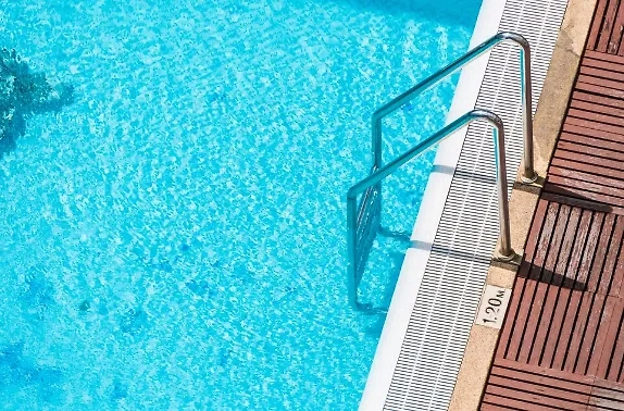 Ребёнок утонул в бассейне под Краснодаром. Обложка © freepik / mrsiraphol