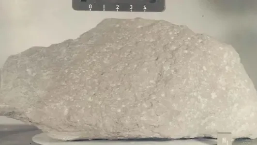 Один из лунных образцов, собранных экипажем "Аполлона-16". По мнению геологов, он образовался в результате астероидного удара. Фото © lpi.usra.edu