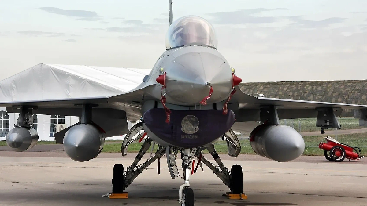 Истребитель F-16. Обложка © Wikipedia / Vitaly V. Kuzmin