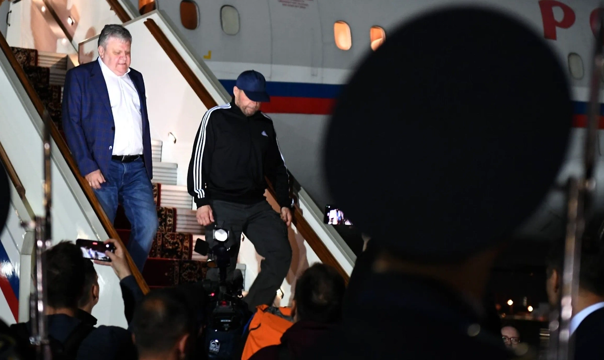 Вадим Красиков (в бейсболке) прибывает 1 августа 2024 года в аэропорт Внуково-2. Фото © Wikipedia / Kremlin.ru