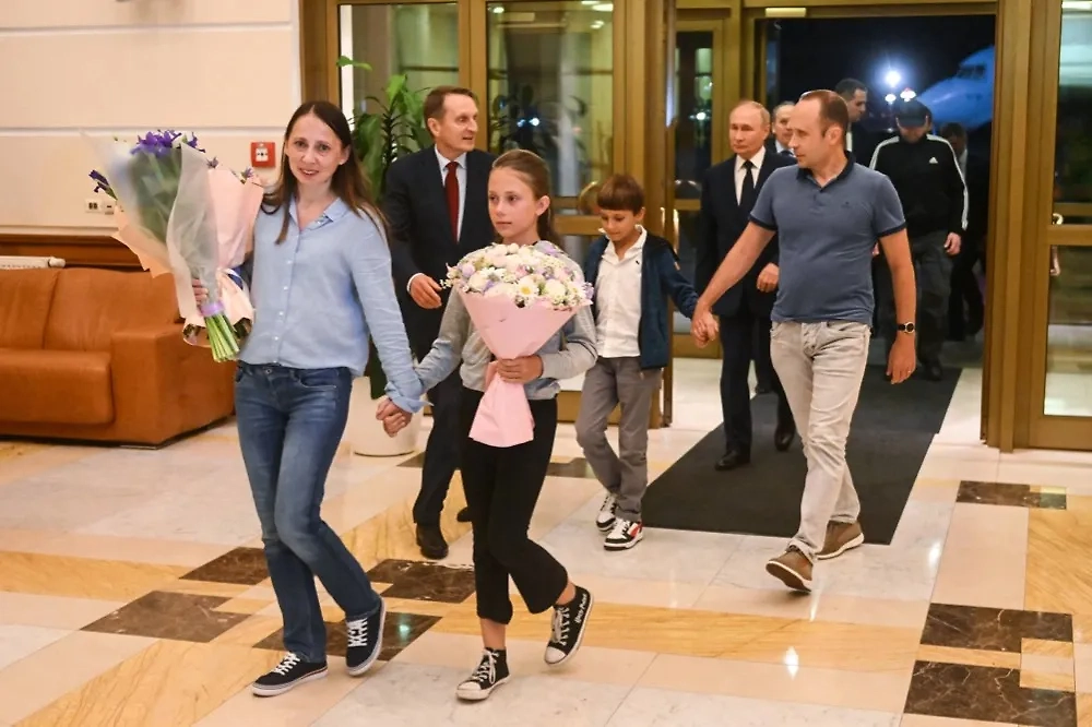 Семейство Дульцевых после возвращения в Россию. Обложка © TACC / Михаил Воскресенский