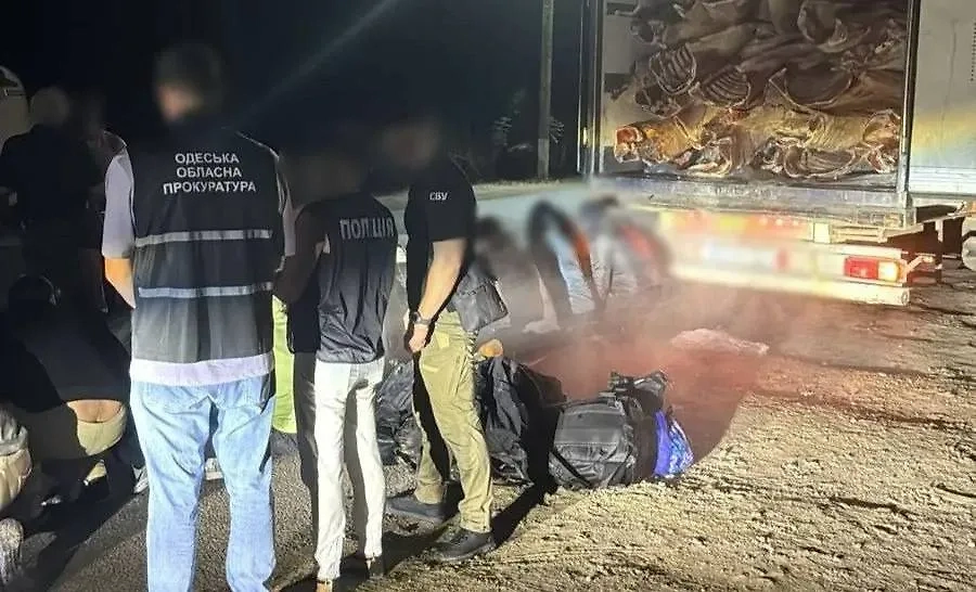 Задержание 16 уклонистов, которые пытались покинуть Украину в рефрижераторе. Фото © Telegram / Національна поліція України