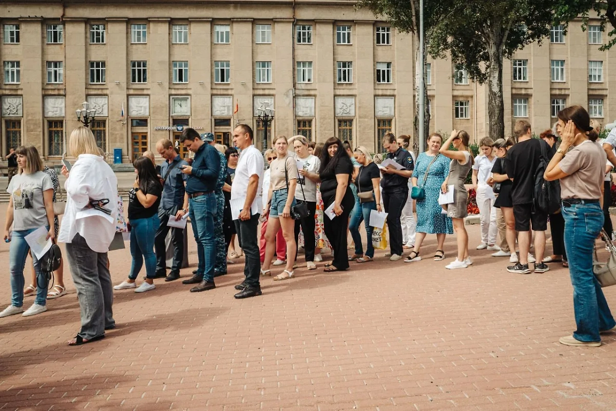 Обстановка у мобильного комплекса для сдачи донорской крови в Курске. Фото © Telegram / Правительство Курской области 