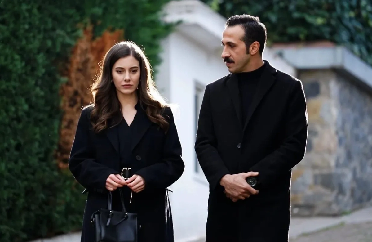 Актёры Бериль Позам и Эрсин Арыджы. Обложка © Кадр из фильма “Зимородок”, режиссёр Бурджу Алптекин и др., сценарист Мехмет Барыш Гунгер и др. / Kinopoisk