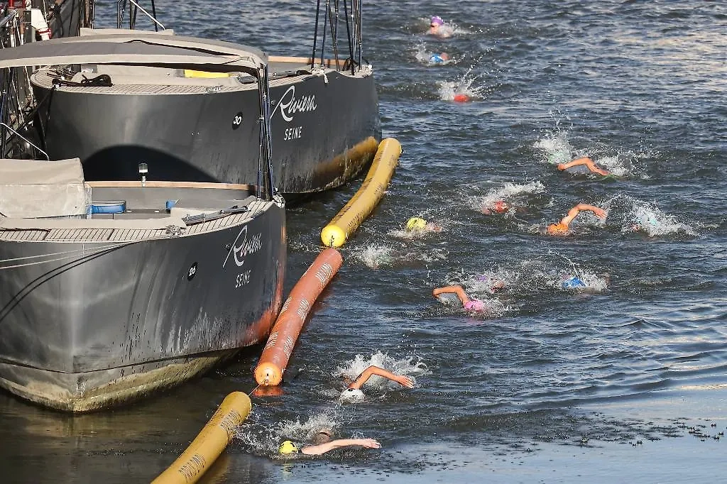 Соревнования по триатлону в Париже. Обложка © ТАСС / Александр Щербак
