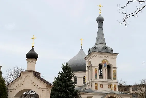 Спасены прятавшиеся в храме жители Суджи. Обложка © freepik