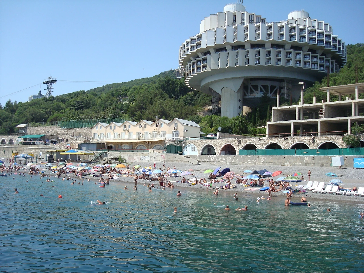 Санаторий «Дружба» в Ялте: летающая тарелка на скале. Фото © Wikipedia / Dimant