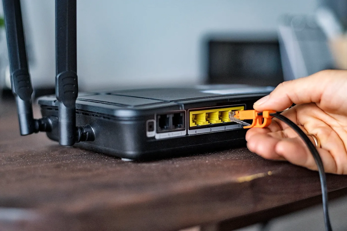 Чем опасно отключение роутера от розетки. фото © Freepik / rawpixel.com