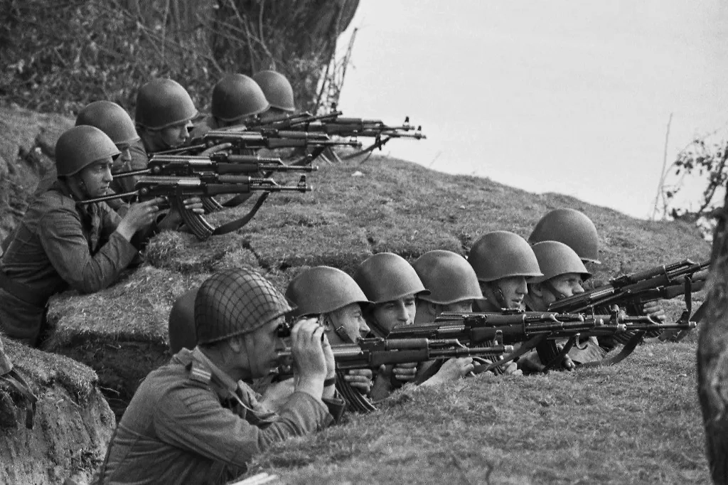 Левшам сложно служить в армии, так как всё оружие делают под правую руку. Фото © ТАСС / Владимир Мусаэльян