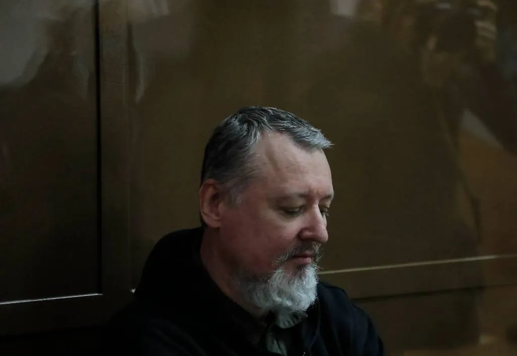 Бывший министр обороны ДНР Игорь Стрелков (Гиркин) в Московском городском суде во время оглашения приговора. Обложка © EPA