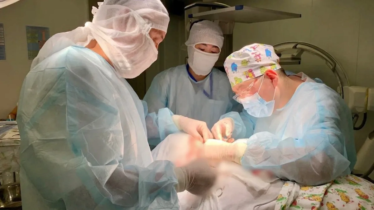 Бурятские хирурги проводят операцию женщине, два года лечившей рак корой осины. Обложка © VK / Бурятский онкологический диспансер