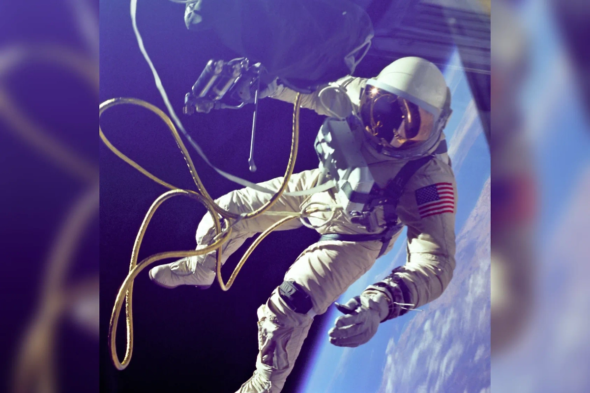 Астронавт Эдвард Уайт в открытом космосе. Фото © nasa