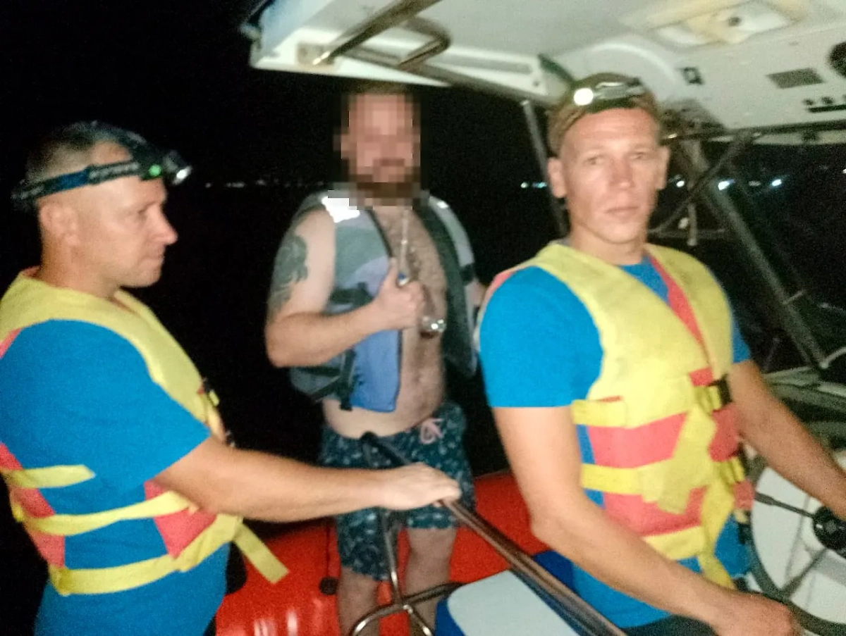 Спасатели и турист на Кубани. Обложка © Telegram / Кубань-СПАС