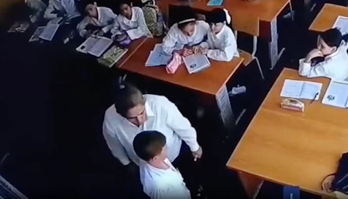 Учительница напала на школьника за просьбу вести русский язык на русском языке. Обложка © Telegram / MASH
