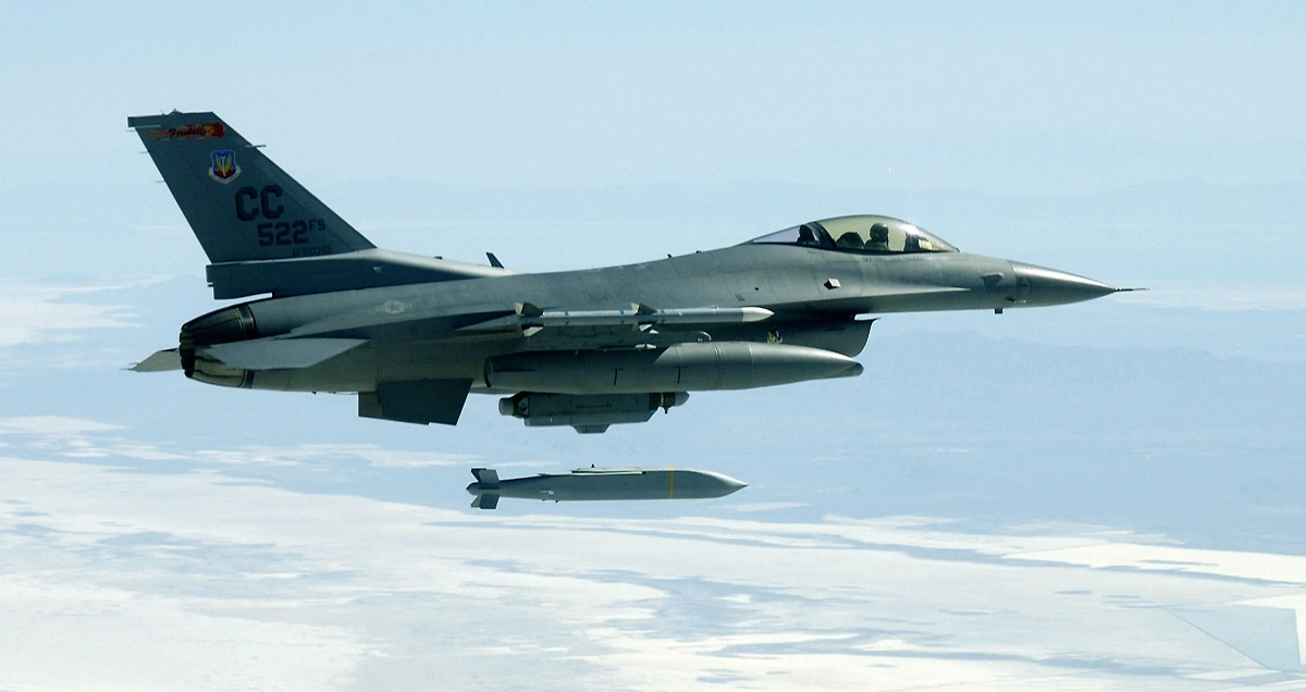 Авиабомбы. Обложка © Wikipedia / MSgt Michael Ammons (US Air Force)