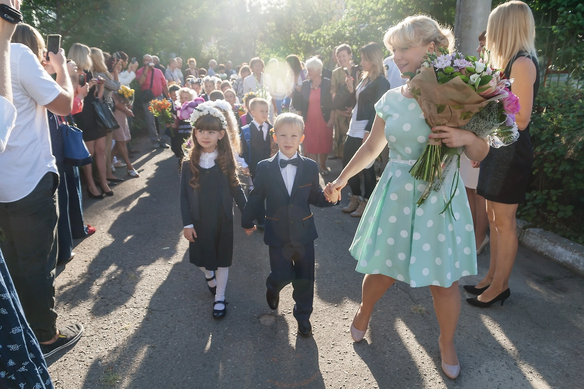 Первоклассники на 1 сентябра. Обложка © Shutterstock / FOTODOM / TanaCh